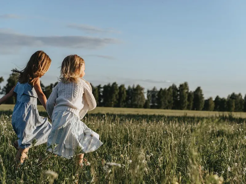 Niñas felices Sanando con Constelaciones Familiares Online