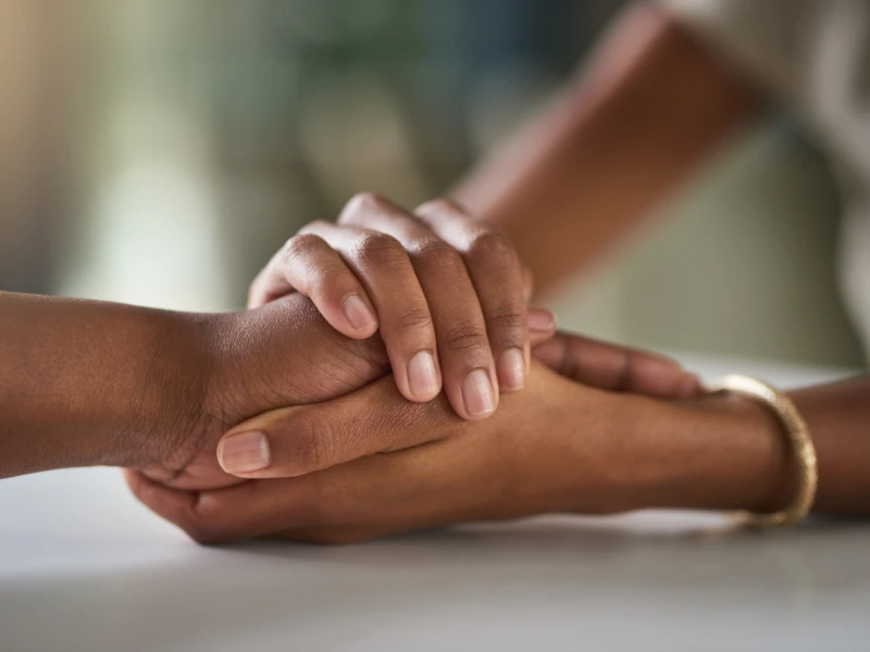 personas dandose la mano